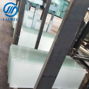 Panou din sticlă mată cu conținut scăzut de fier